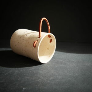 Cuir – Tasse haute avec petits points noir (Pyrite)